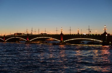 Trinity Köprüsü ve Neva nehir gece, St.Petersburg, Rusya.