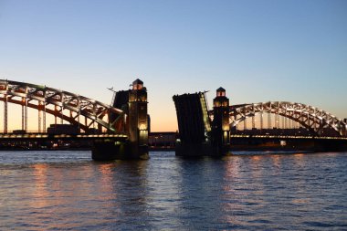 Bolşeokhtinsky köprüsü ve Neva Nehri gece St.Petersburg, Rusya.