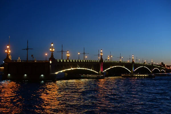 Dreifaltigkeitsbrücke bei Nacht. — Stockfoto