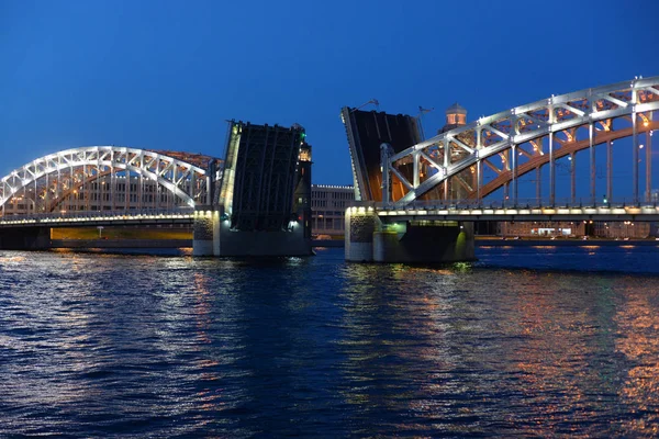 Bolsheokhtinsky 橋の夜. — ストック写真