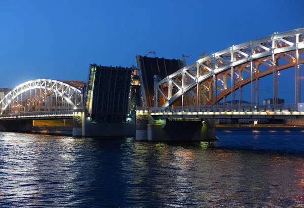 Bolsheokhtinsky 大桥夜景. — 图库照片