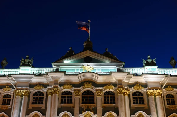 夜晚冬宫建筑的碎片. — 图库照片