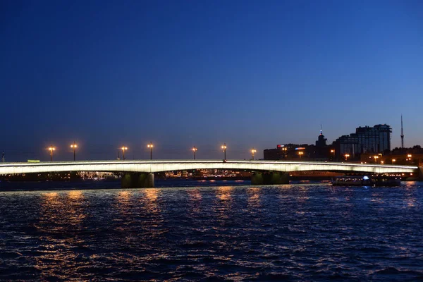 Liteiny Brücke in der Nacht. — Stockfoto