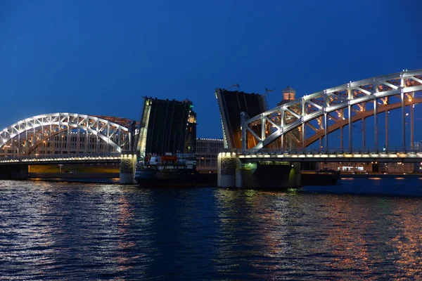 Bolsheokhtinsky 大桥夜景. — 图库照片
