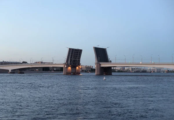 A Ponte Alexander Nevsky no início da manhã .. — Fotografia de Stock
