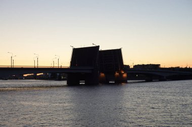 Sabahın erken saatlerinde Alexander Nevsky Köprüsü..