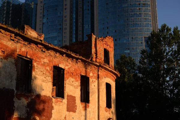 Ruin brick building. — Stock Photo, Image