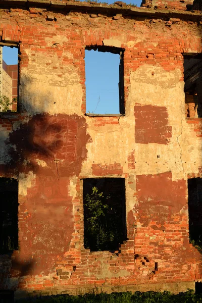 Ruin brick building. — Stock Photo, Image