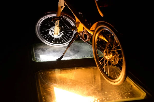 Fahrradtour nachts von einer Laterne beleuchtet. — Stockfoto