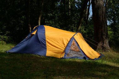 Ormanda kamp çadırı.