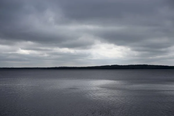 Озеро в облачный день. — стоковое фото