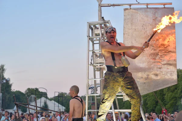 Artistas juegan actuación teatral en la calle . — Foto de Stock