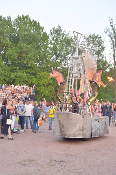 Gli artisti suonano performance teatrali per strada . — Foto Stock