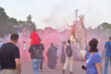 Sanatçılar sokakta tiyatro performansı oynuyor.