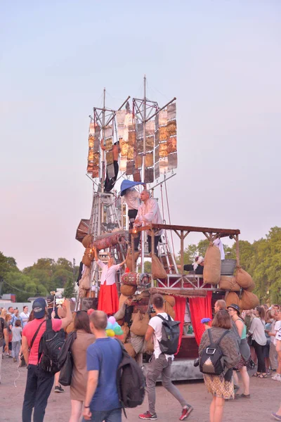 Gli artisti suonano performance teatrali per strada . — Foto Stock