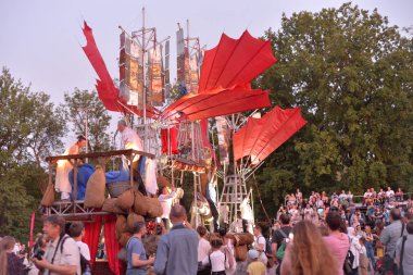 Sanatçılar sokakta tiyatro performansı oynuyor.