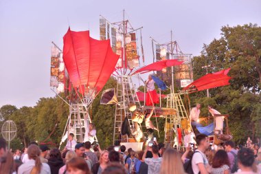 Sanatçılar sokakta tiyatro performansı oynuyor.