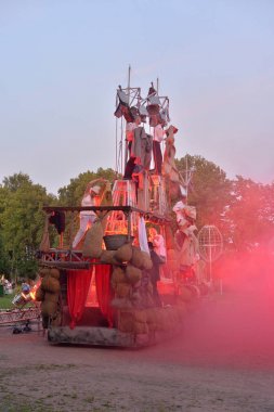 Sanatçılar sokakta tiyatro performansı oynuyor.