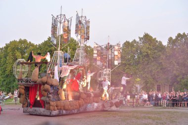 Sanatçılar sokakta tiyatro performansı oynuyor.