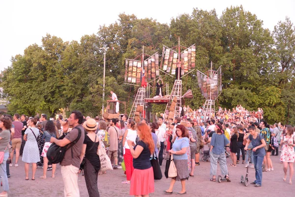 Gli artisti suonano performance teatrali per strada . — Foto Stock