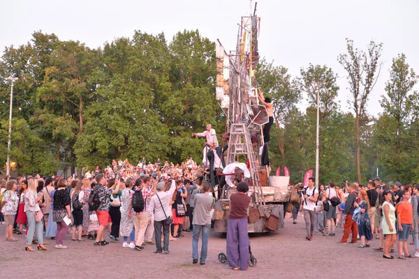 Artists play theatrical performance on the street. — Stock Photo, Image