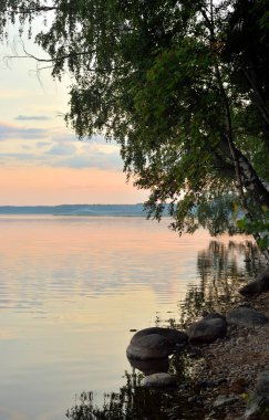Yaz akşamı göl kıyısı.