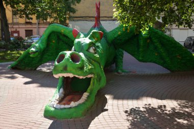 Bir ejderha heykeli.