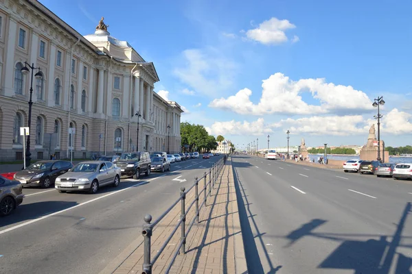 Університет набережну в Санкт-Петербурзі. — стокове фото