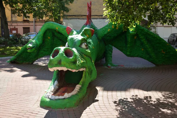 Bir ejderha heykeli.