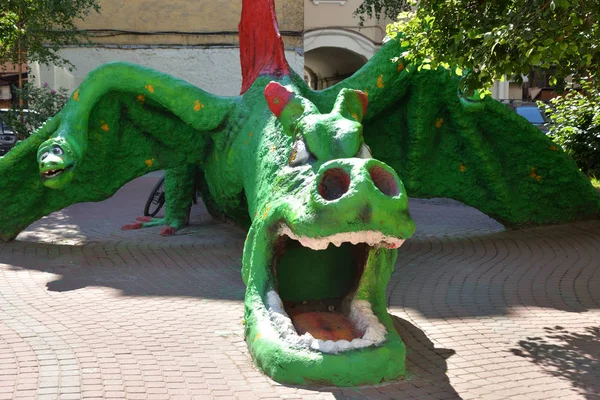 Bir ejderha heykeli.