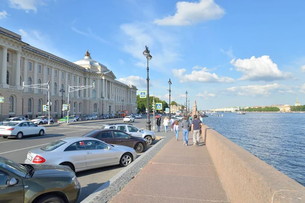 Universidad de Embankment en San Petersburgo . — Foto de Stock