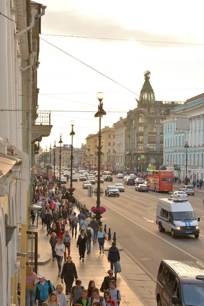 Nevsky Prospect in Sint-Petersburg. — Stockfoto