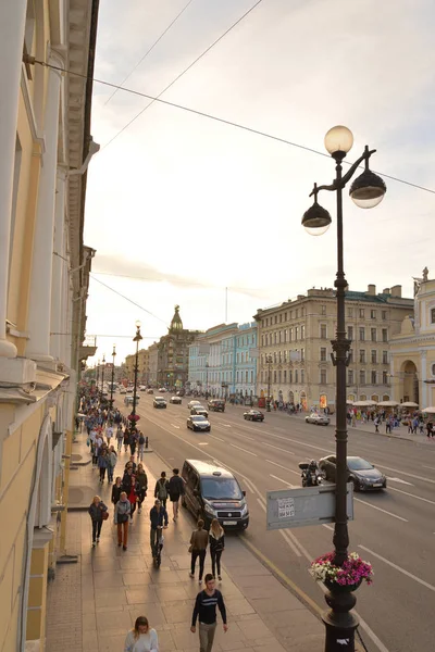 Λεωφόρο Nevsky Prospect στην Αγία Πετρούπολη. — Φωτογραφία Αρχείου