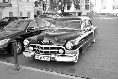 Saint-Petersburg, Rusya - 7 Temmuz 2019: Yaz gününde şehir caddesinde retro araba. Siyah beyaz.