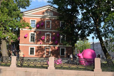 Saint-Petersburg, Rusya - 7 Temmuz 2019: St. Petersburg, Rusya'daki New Holland adasındaki Komutanlar Evi. Yeniden inşa edildikten sonra, şimdi bir kültür merkezi.