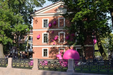 Saint-Petersburg, Rusya - 7 Temmuz 2019: St. Petersburg, Rusya'daki New Holland adasındaki Komutanlar Evi. Yeniden inşa edildikten sonra, şimdi bir kültür merkezi.