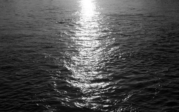 Вода з відображенням сонця . — стокове фото