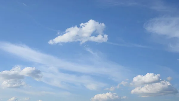 Langit biru dan awan. — Stok Foto