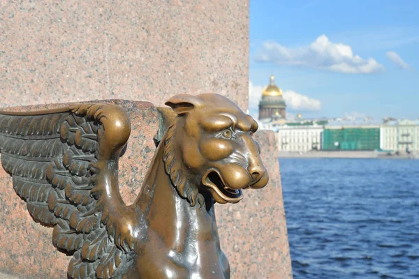 Griffin staty i St. Petersburg. — Stockfoto