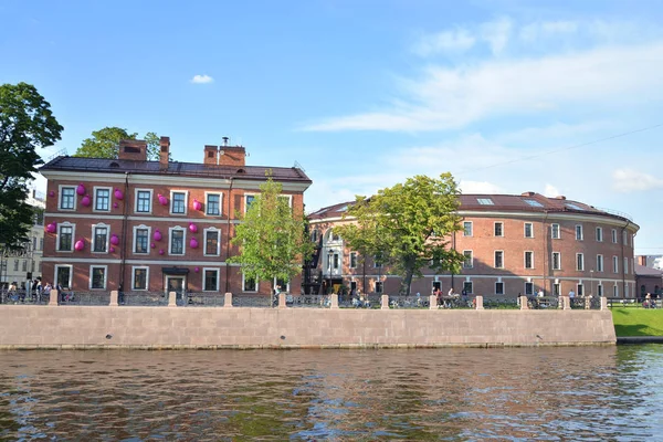 Historiska byggnader i New Holland island i St. Petersburg. — Stockfoto