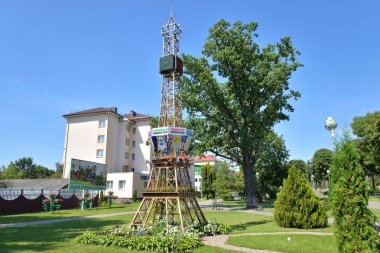 Stolin, Beyaz Rusya - 21 Ağustos 2019: Güneşli yaz gününde Stolin'deki Lenin caddesindeki Eyfel kulesinin kopyası, Beyaz Rusya.
