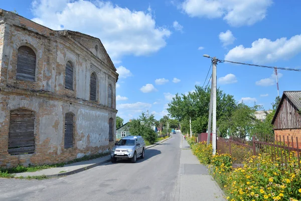 Strada del villaggio e rovine della sinagoga . — Foto Stock