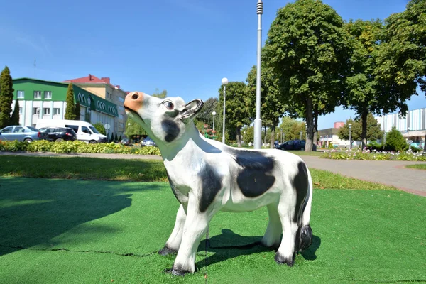 Statue eines Kalbes auf dem Stadtplatz. — Stockfoto