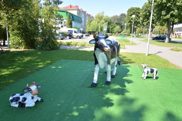 Kent meydanında bir heykeli.