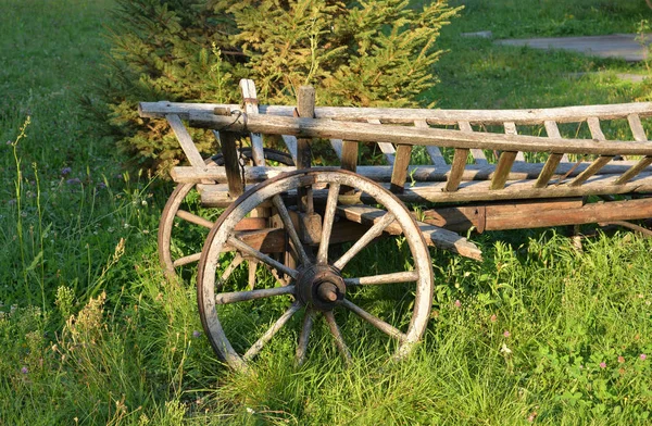 Old wooden cart. — Stock Photo, Image