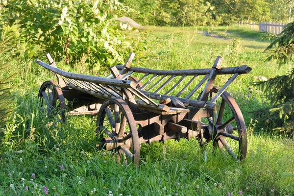 Velho carrinho de madeira . — Fotografia de Stock