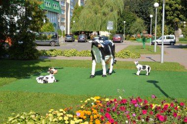 Kent meydanında bir buzağı heykeli.