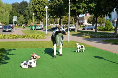 Kent meydanında bir buzağı heykeli.