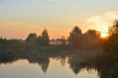 Nehir üzerinde şafak.