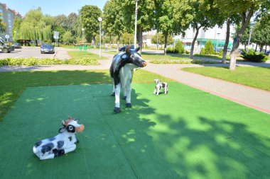 Kent meydanında bir buzağı heykeli.